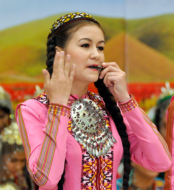 Туркмен песни. Туркменские девушки. Туркменские украшения для женщин. Туркменка девушка. Типичная туркменка.